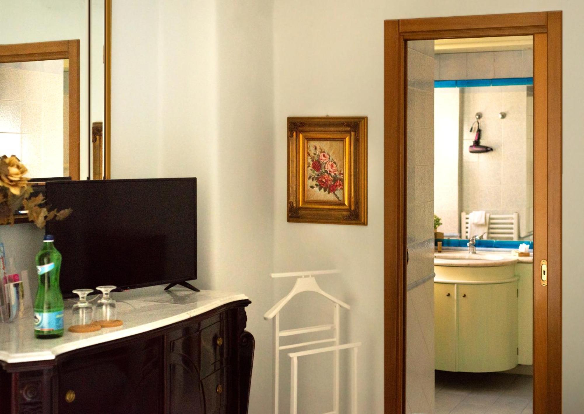 La Finestra Sul Mare Bed & Breakfast อีสเกีย ภายนอก รูปภาพ
